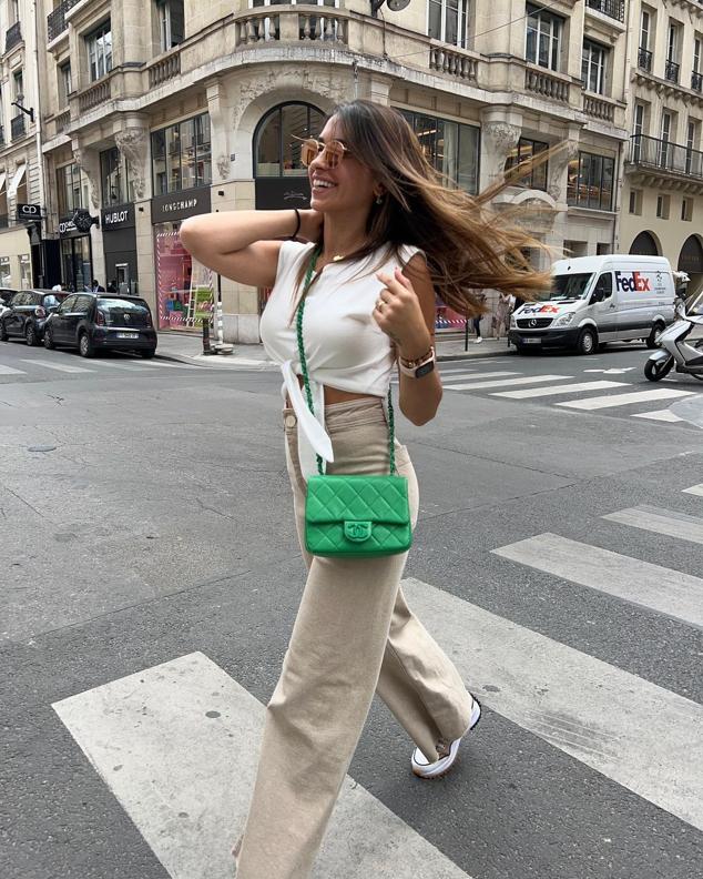 A la mujer de Messi le encanta escoger piezas básicas y del low cost -aquí la podemos ver con unos pantalones de Zara- y combinarlas con otras más especiales y originales como es el caso de este bolso verde de Chanel.