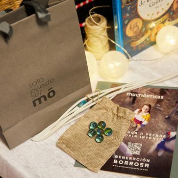 Imagen secundaria 1 - El en taller de Cuentacuentos de Multiópticas, la duende del Polo Norte deleitó a los niños con sus mejores historias navideñas. Y se fueron de su navideña casa con regalos. 