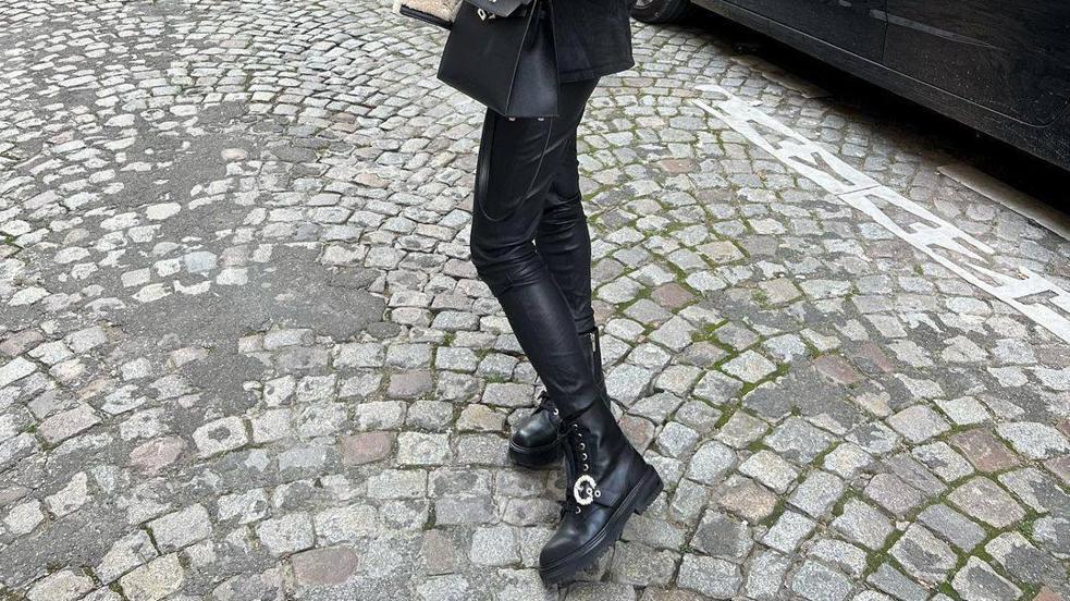 La influencer lleva un look con leggings efecto piel negro