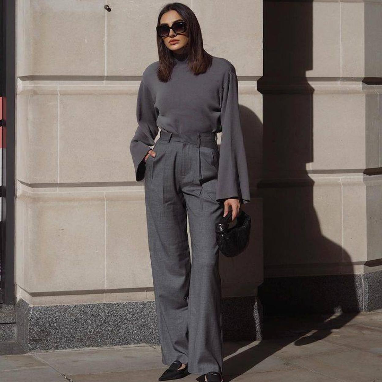 La influencer lleva un total look gris con blusa y pantalón