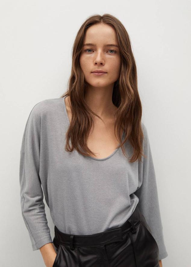 Camiseta en tejido fluido con manga larga, silueta relajada y escote redondo, en gris, de Mango Outlet. Tiene un coste de 1,99 euros.