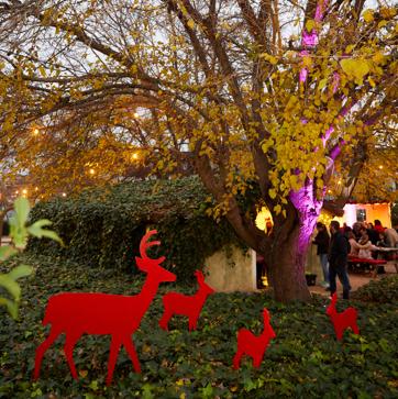 Imagen secundaria 1 - Los peques se lo pasaron en grande creando sus propios adornos para el árbol de Navidad o haciendo galletas de jengibre.