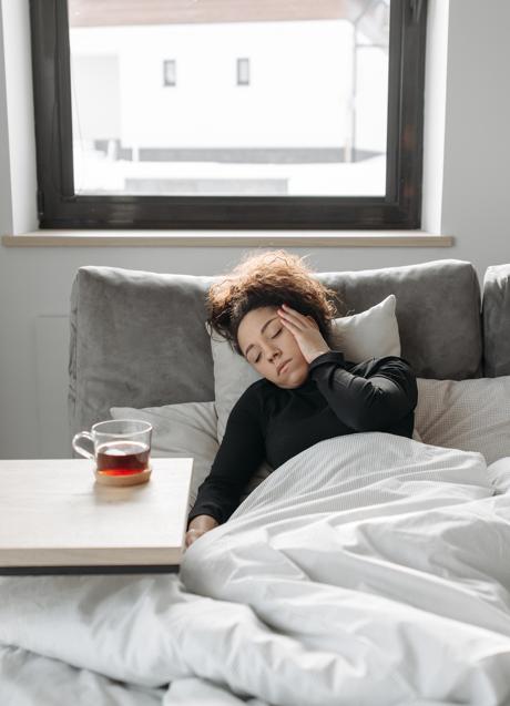 Imagen - Mujer con dolor de cabeza/PEXELS