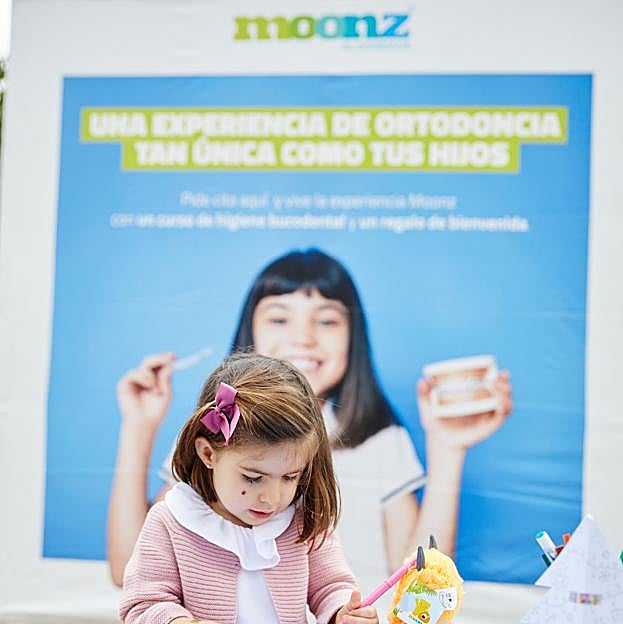 Imagen principal - Manualidades al aire libre de la mano de Moonz (y su genial mascota, que se llevaron también como regalo).