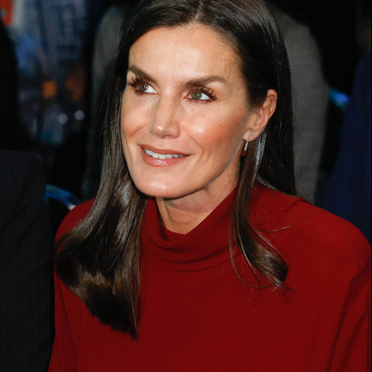 La reina Letizia con un vestido rojo.