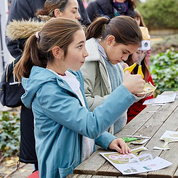Imagen principal - Los talleres de recortables fueron un exitazo, pero también hubo tiempo para hidrtarse con Solán de Cabras y para descubrir los coches más ligeros y urbanos de Citroën. 