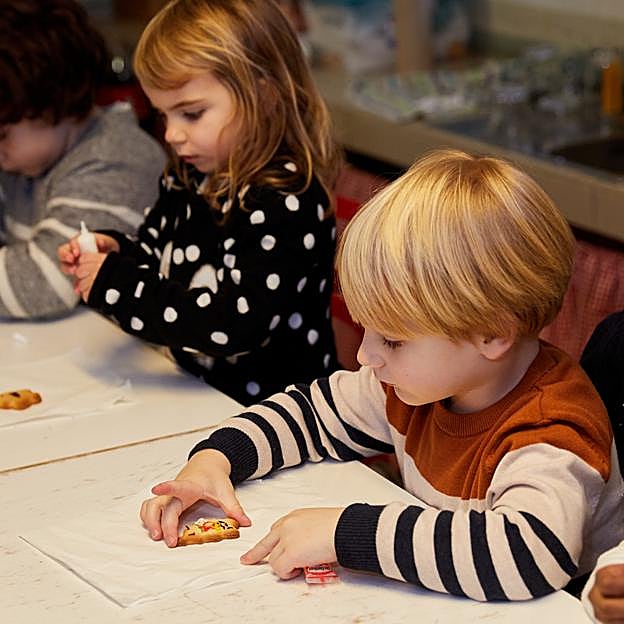 Imagen principal - Los peques se lo pasaron en grande creando sus propios adornos para el árbol de Navidad o haciendo galletas de jengibre.