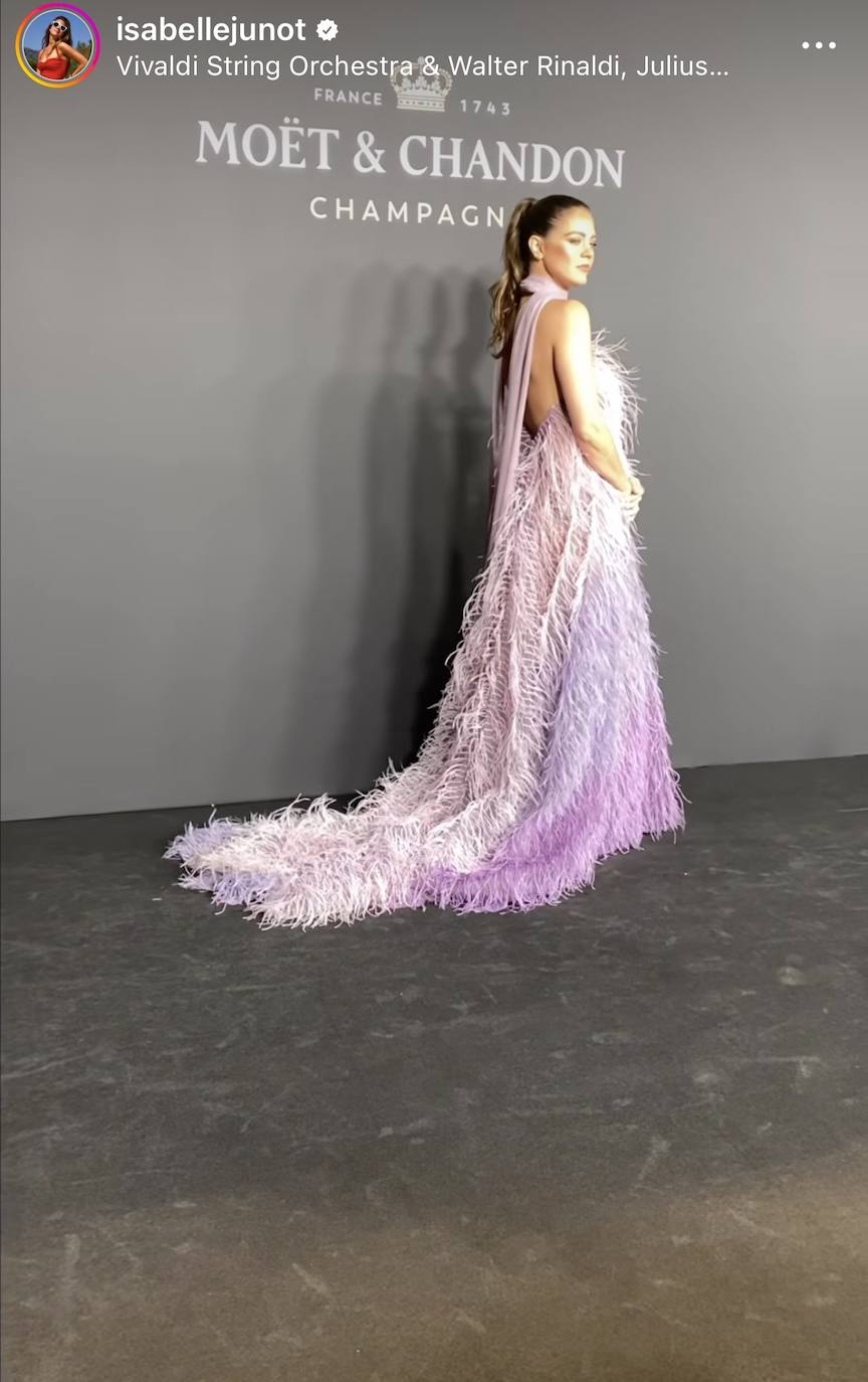 Un  peinado efecto lifting  al que también se ha sumado la referente de estilo y aristócrata  Isabelle Junot . Lució una preciosa coleta alta para acudir a la exclusiva y solidaria fiesta de Moet & Chandon que tuvo lugar el día 1 de diciembre en el Palacio de Cibeles. ¡Un resultado sobresaliente!