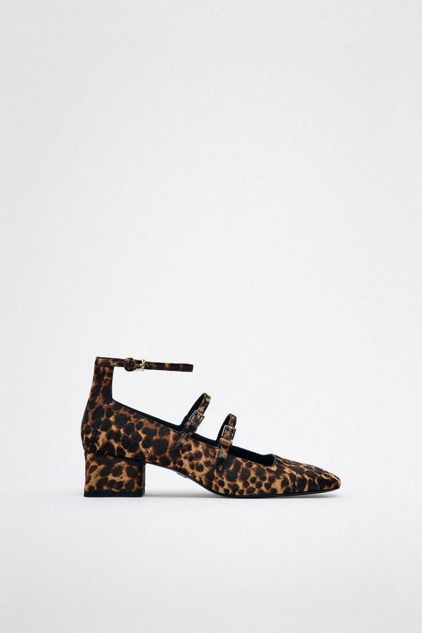 Zapatos de piel con tacón ancho y bajo, detalle de hebillas y puntera cuadrada, en animal print de leopardo, de Zara. Hazte con ellos a 49,95 euros.
