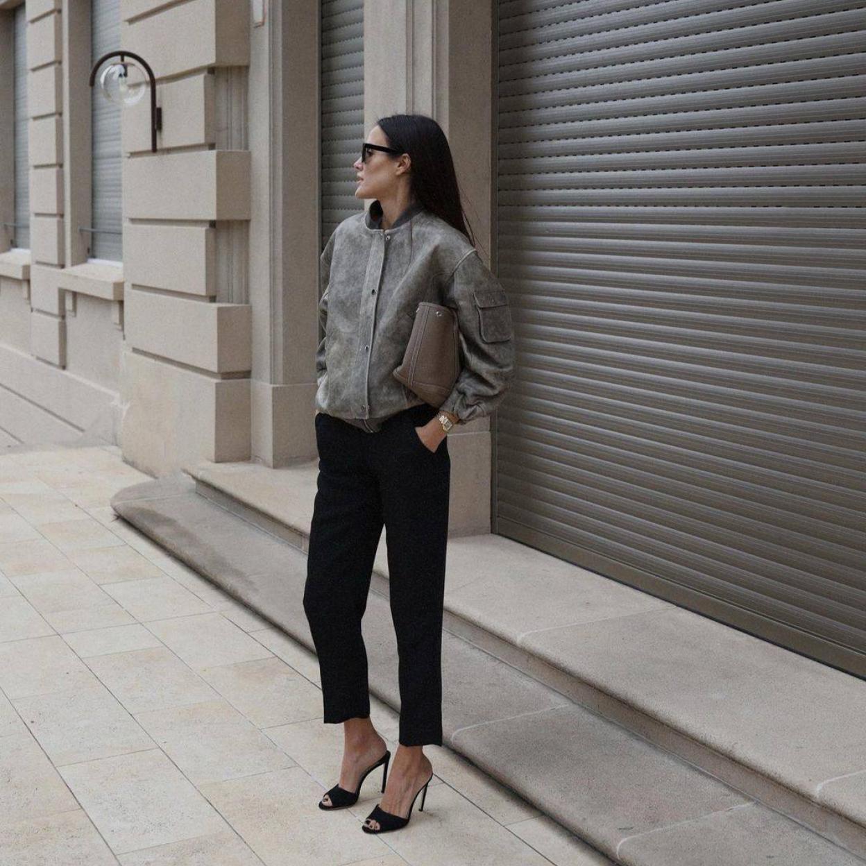 La influencer lleva una chaqueta bomber efecto piel desgastado