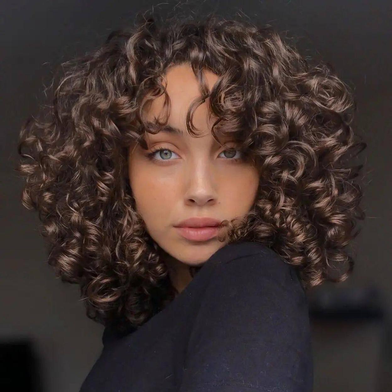 El pelo rizado definido de la influencer se consigue con una mascarilla de aguacate