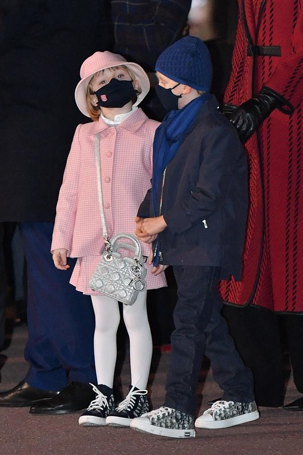 Uno de nuestros looks favoritos de la princesa Gabriella es este que firma Dior. Y no sabemos si nos gusta más el conjunto de cuadros vichy rosa con sombre a juego, el bolso Lady mini y plateado (que alcanza los 4.000 euros) o las zapatillas de bota.