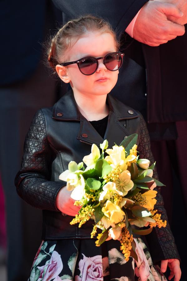 No tenemos palabras para el rollazo que tiene este look. Cuando no superaba ni los cinco años, la princesa Garbriella arrasó con este outfit con falda de flores, chaqueta de cuero y gafas de sol.