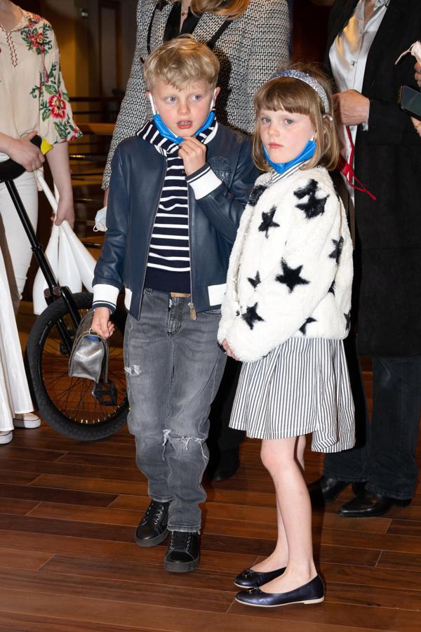 La princesa Gabriella se atreve con la mezcla de estampados y esta chaqueta de estrellas es un puntazo.