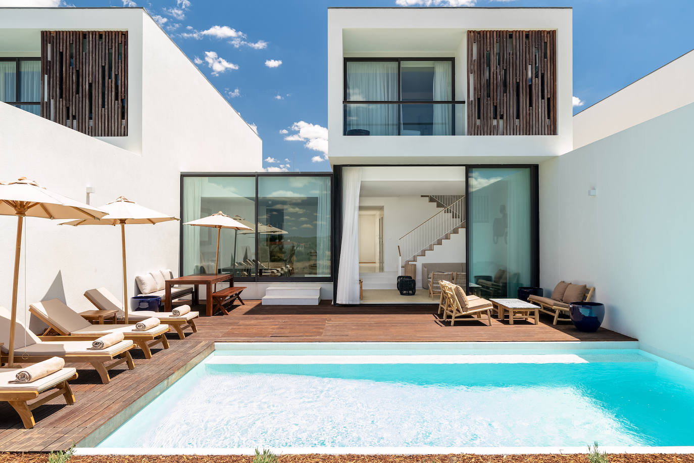 En una finca de 11 hectáreas en plena dehesa alentejana, muy cerca de Évora, este hotel es perfecto para disfrutar en familia, con zonas para niños. Propone experiencias culinarias, talleres gastronómicos con productos locales, catas de vinos, picnics campestres, rutas en bici, paseos en globo, y visitas a la granja y yoga para los pequeños.