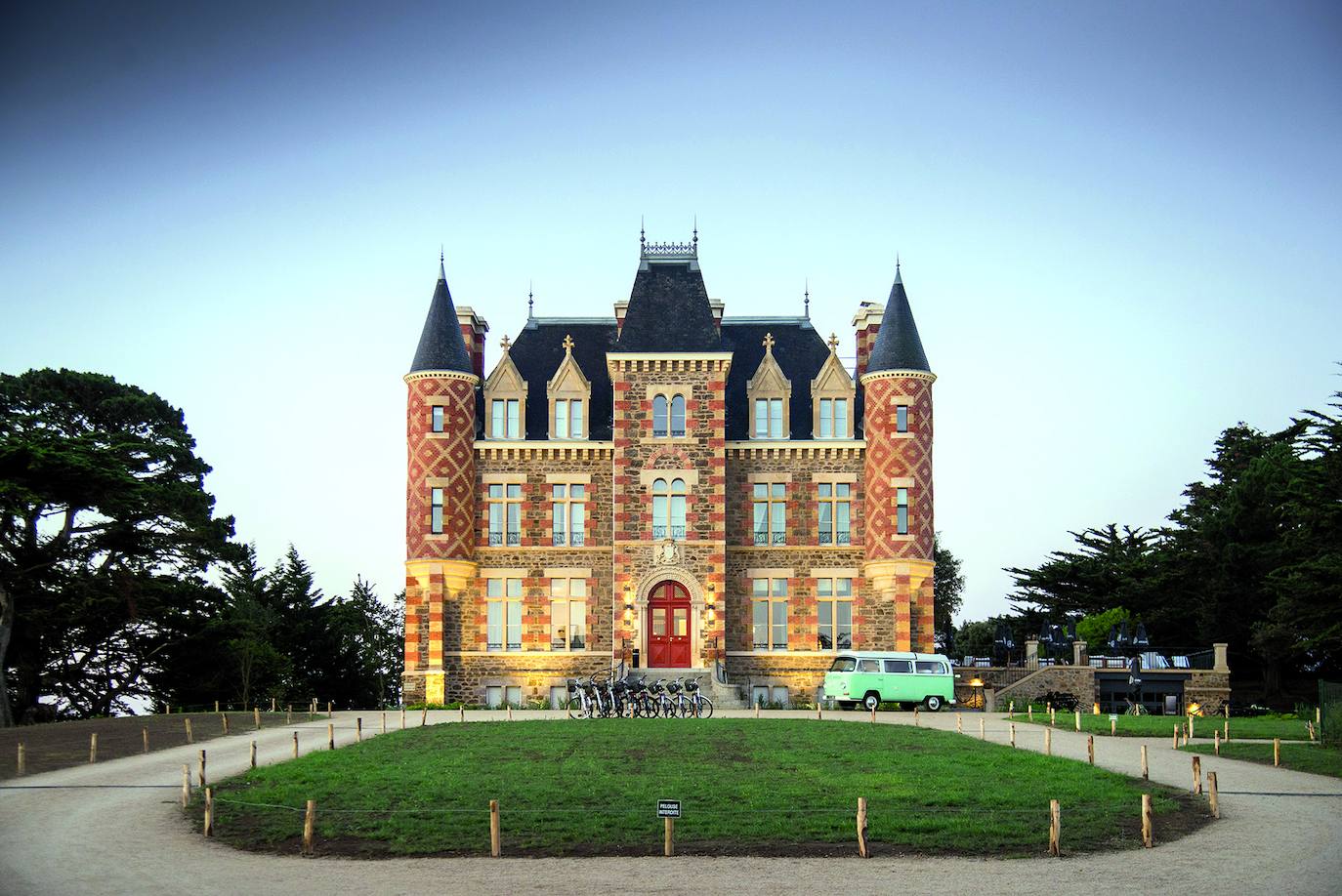 La costa bretona dibuja un escenario fascinante de acantilados, fortalezas, faros y pueblos que, cuando el tiempo lo permite, es perfecto para descubrir en bicicleta. Las rutas parten desde el cámping de Les Sables de Or les Pins hasta el cabo Fréhel. Imprescindibles los pueblos de Saint-Briac-sur-Mer, Saint-Lunaire, Dinard y Saint-Malo, desde cuyas murallas se divisan las islas conectadas por la arena durante la marea baja. En la imagen, el Hotel Le Nessay, en Saint-Briac-sur-Mer.