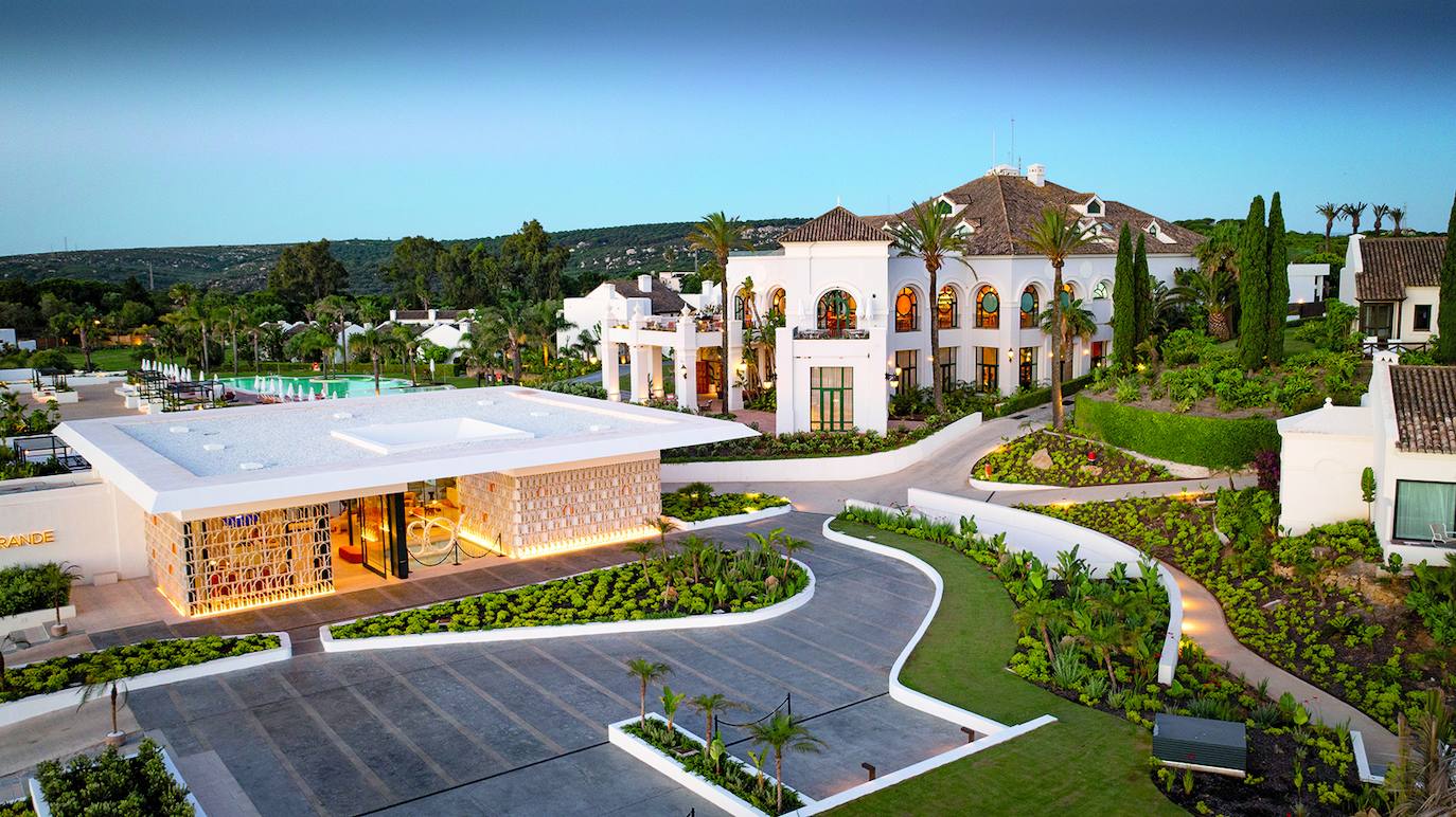 Si tu objetivo es dormir mejor, olvidarte del móvil y recuperar el equilibrio, el cortijo SO Sotogrande, un lugar lleno de luz, puede ser tu lugar. Además de seis restaurantes, los casi 3.000 m2 de su área fitness, con spa incluido, son un templo del bienestar, con terapias para rejuvenecer y desintoxicar. También hay talleres de cocina consciente, yoga, pilates...