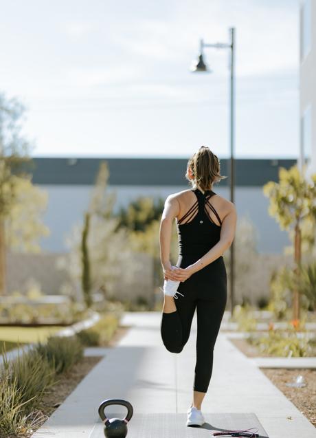 Imagen - Mujer calentando para el entrenamiento/UNSPLASH