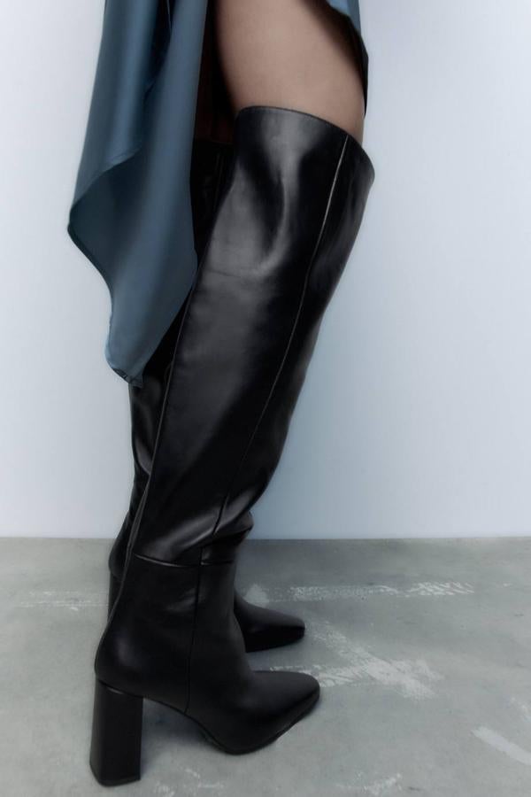 Botas altas de piel con caña XL, acabadas en punta y con tacón ancho, en negro, de Zara. Hazte con ellas a 109 euros.