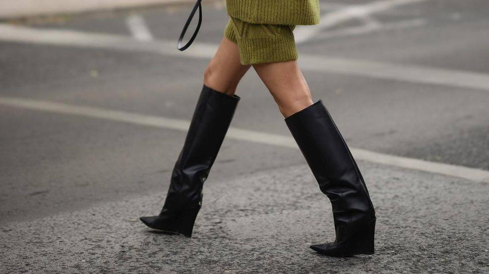 La influencer lleva unas botas altas con tacón ancho elegantes