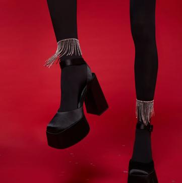 Imagen secundaria 1 - Marta Lozano con medias de Calzedonia.