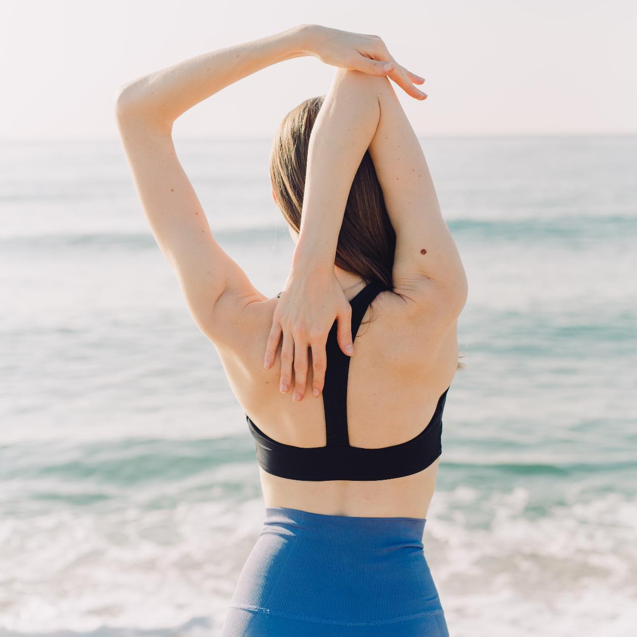 Mujer estirando en la oficina