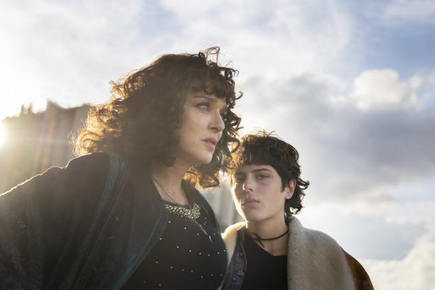 Esta producción italiana narra la transición de Giovanna de la infancia a la adolescencia en la década de los 90 en Nápoles, dividida entre la ciudad excesiva y trivial a la que viste una bella máscara. Valeria Golino y Giordana Marengo son las protagonistas principales de esta historia, basada en un libro de Elena Ferrante.