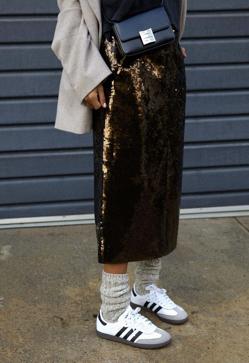 Imagen secundaria 2 - La influencer Julie Sariñana con un look con falda de lentejuelas.