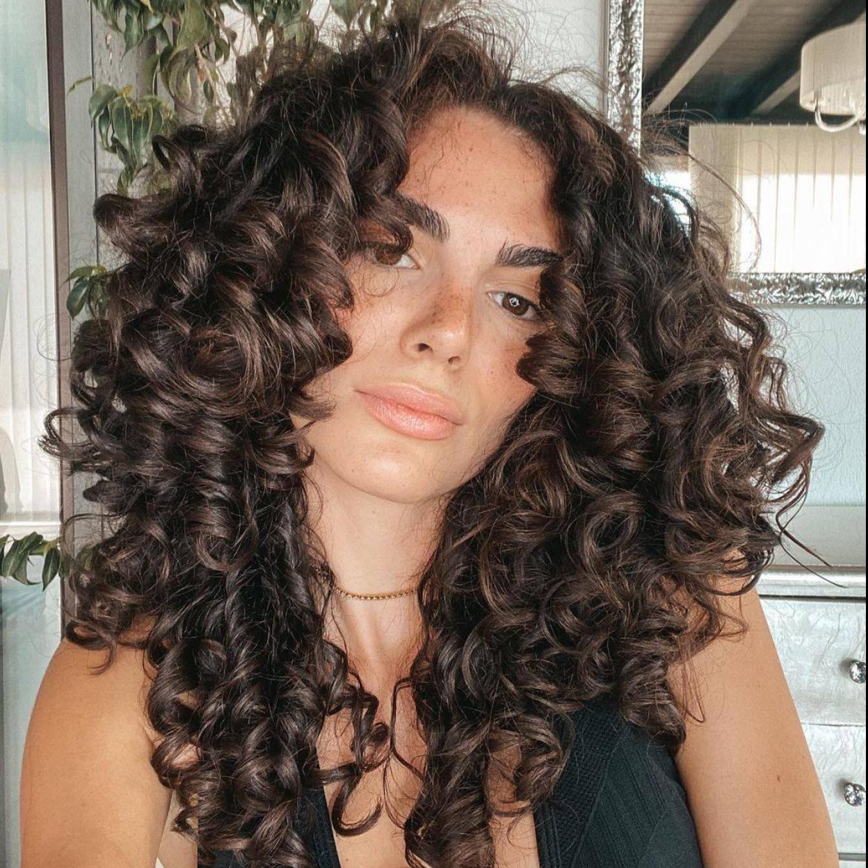 La influencer luce unos rizos super definidos como los que tendrás con estos geles