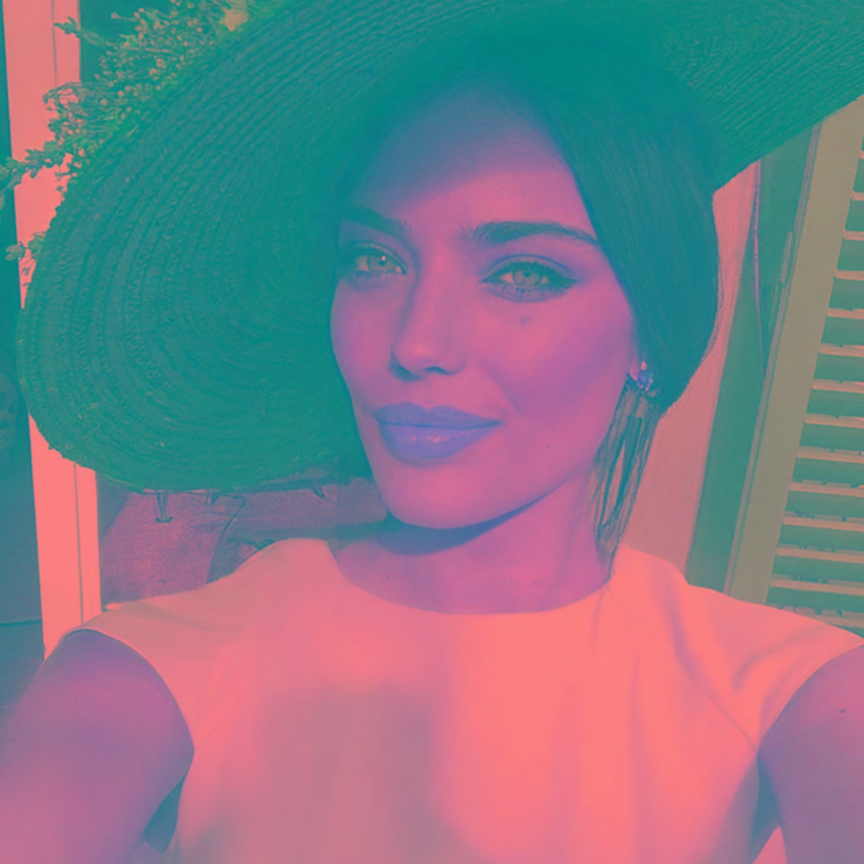 Isabel Mateos Pérez-Íñigo en un evento reciente, con vestido rosa y sombrero con flores. La joven trabaja como influencer y disfruta de una activa vida social en el mundo de los eventos del lujo.