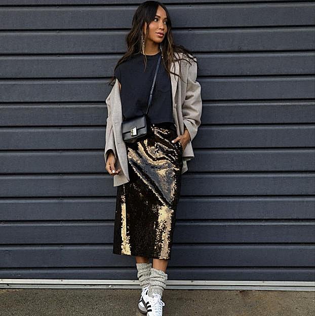 Imagen principal - La influencer Julie Sariñana con un look con falda de lentejuelas.