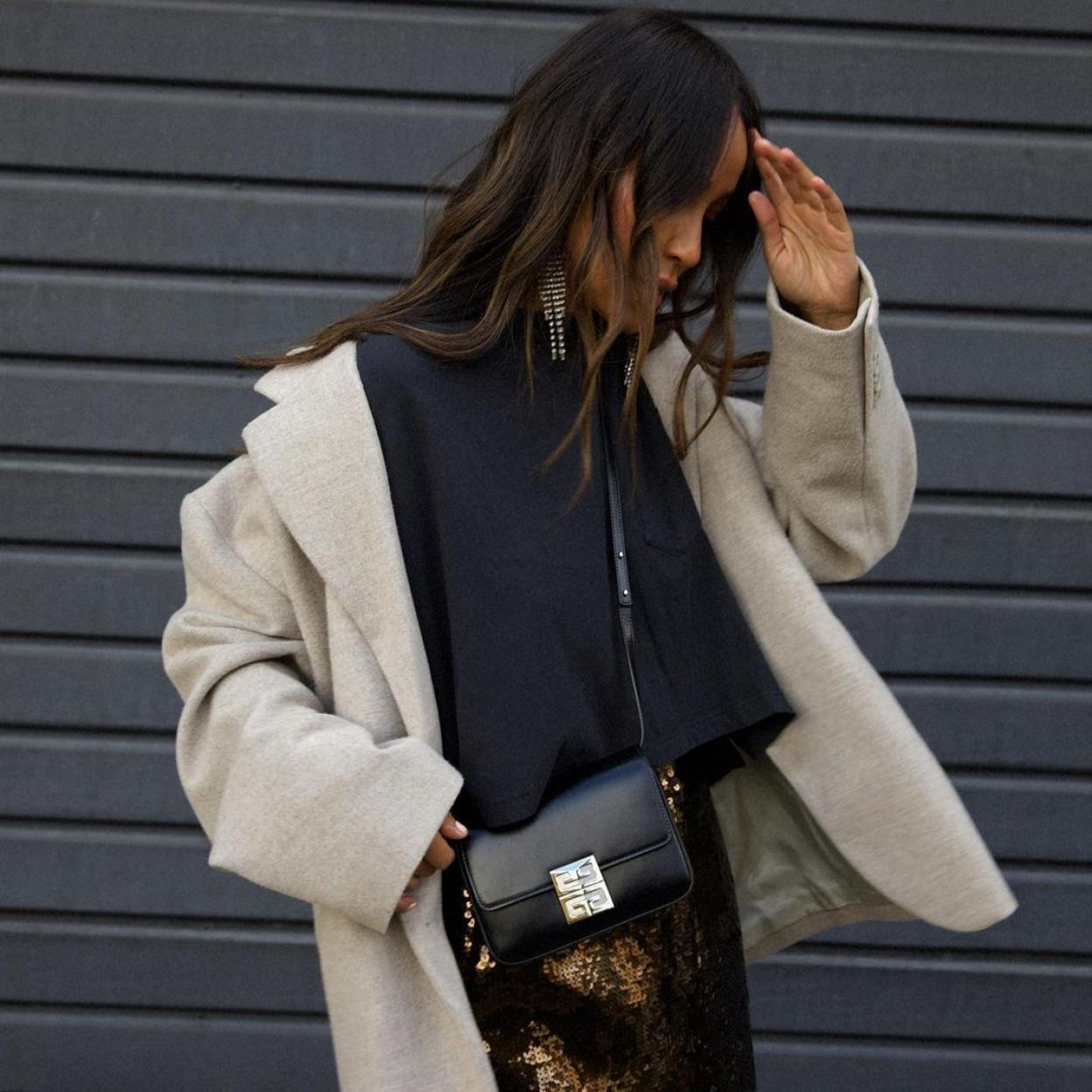 El look con falda de lentejuelas y zapatillas.