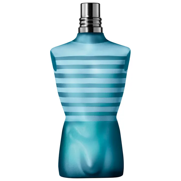 Le Male Eau De Toilette de Jean Paul Gaultier, tan viril como sexy, rinde homenaje a la figura simbólica que siempre ha inspirado a Jean Paul Gaultier: el marinero. Este perfume masculino tiene una visión inconformista de la masculinidad. La lavanda, que evoca el familiar y reconfortante aroma de la espuma de afeitar, se ve realzada por la sensualidad de la vainilla. Precio 75ml: 48,95 euros.
