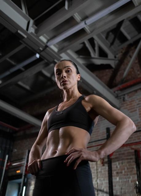 Imagen - Mujer con abdominales marcados/PEXELS