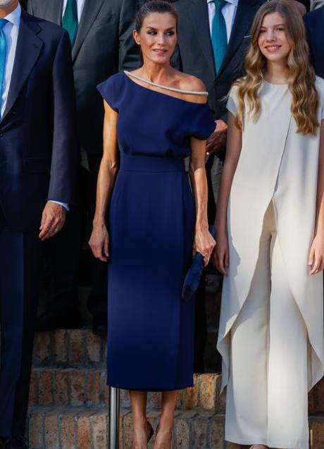 Imagen - La reina Letizia con un vestido azul de invitada. / GTRES