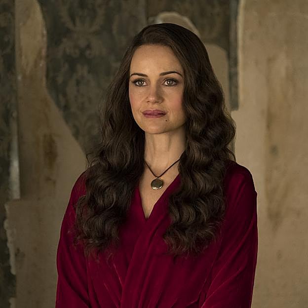Carla Giugino, a la que veremos en la nueva serie de Mike Flanagan, en una imagen de La maldición de Hill House. 