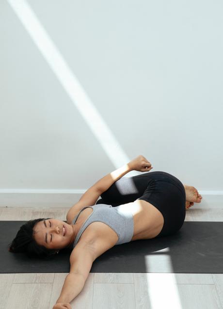 Imagen - Mujer realizando estiramientos/PEXELS