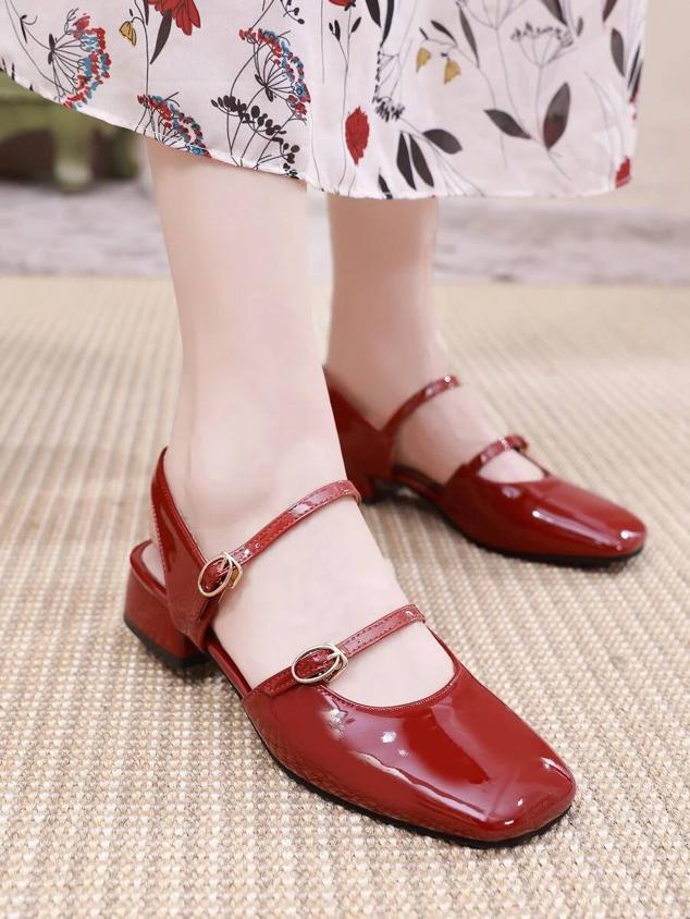 Merceditas efecto charol con puntera cuadrada, detalles de correas, tacón bajo y diseño asimétrico, color rojo, de Shein. Su precio es de 26,75 euros.