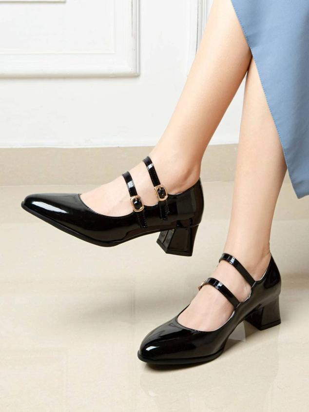 Merceditas acharoladas con doble hebilla, punta redonda y tacón bajo, color negro, de Shein. Están disponibles a 26,75 euros.