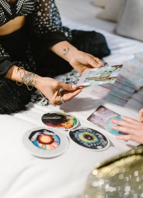 Imagen - Mujer tirando las cartas del Tarot/PEXELS