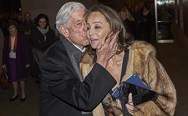 Mario Vargas Llosa besa a Isabel Preysler al comienzo de su relación.
