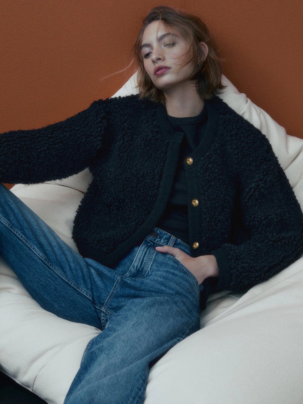 Chaqueta de punto con tejido bouclé y botones en la parte delantera. Elaborada en Italia. Precio: 129 euros.