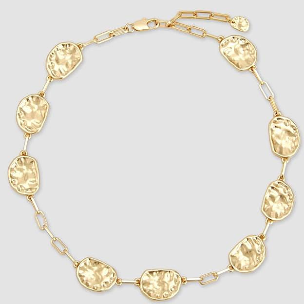 Collar dorado de Adolfo Domínguez.