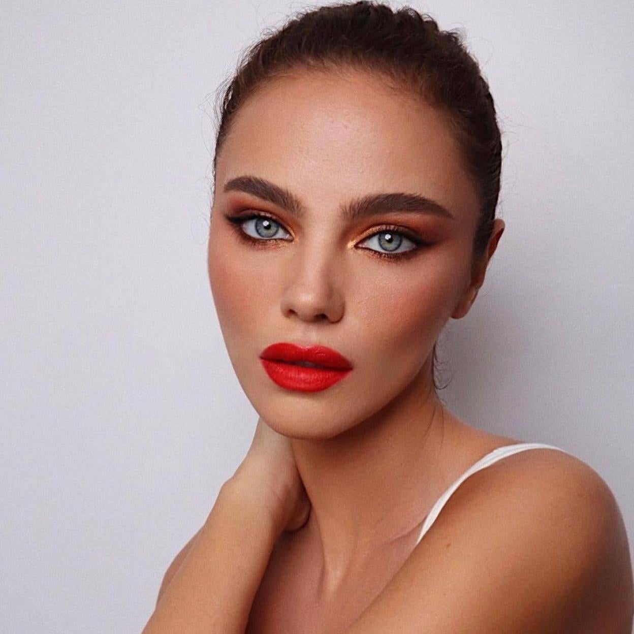 La mirada elevada y sin arrugas de la modelo la conseguirás con estos contornos