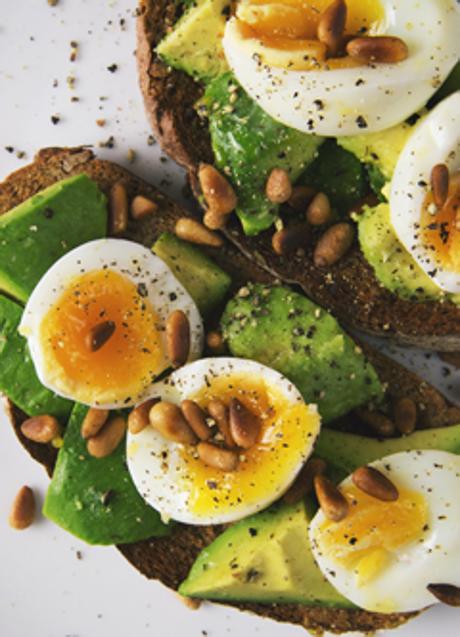 Imagen - Tostadas de aguacate y huevos/PEXELS