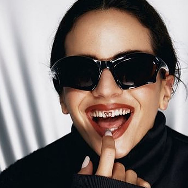 Las joyas dentales, la tendencia que nos traslada directamente a los años 2010 y que llevan las famosas