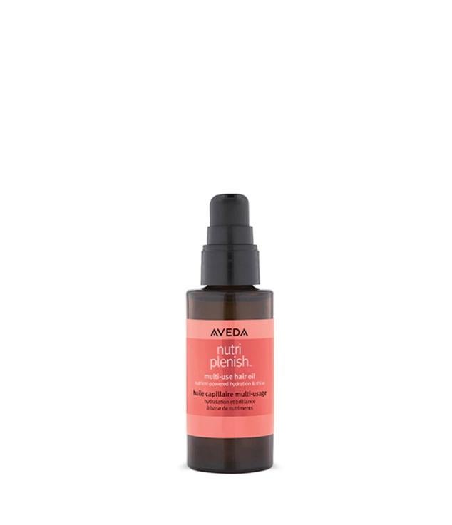 El Nutriplenish Hair Oil de Aveda utiliza una fórmula 100% natural a partir de plantas, minerales y aceites, super potentes, que reparan, nutren, acondicionan, rehidratan y aumentan el brillo y salud del cabello. Emplea los ingredientes más reputados como tratamiento capilar, combinando aceites de aguacate, jojoba, argán, coco y granada, así como manteca de mango y extracto de romero revitalizador.