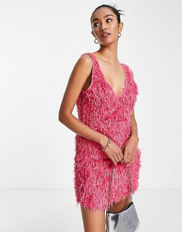Vestido corto en tejido de punto con plumas, tirantes anchos y escote de pico, tono rosa, de Vila. Lo comprarás a 26,94 euros.