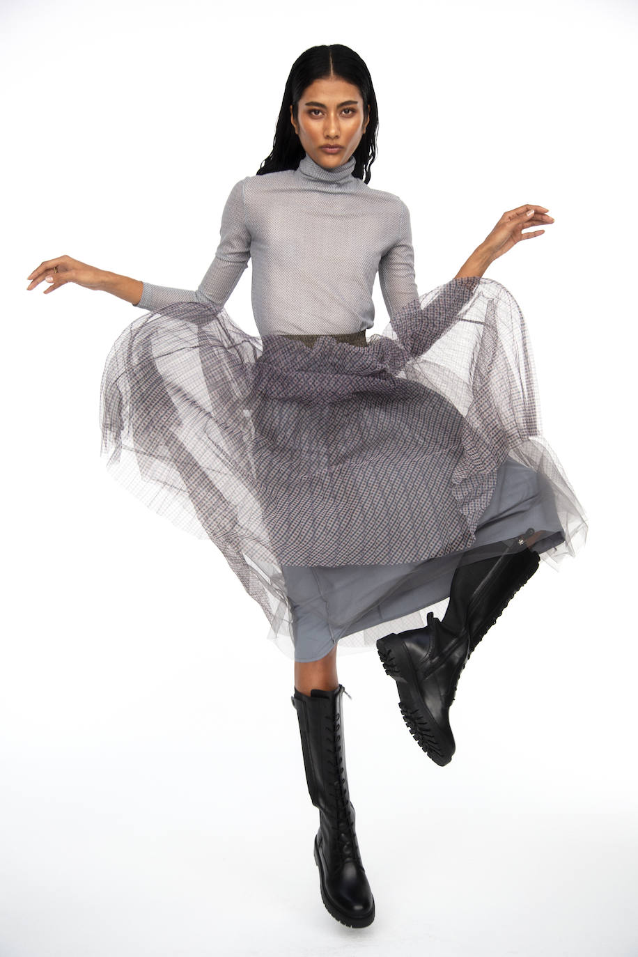 Camiseta de cuello vuelto y falda de tul, de Lili Sidonio. Las botas militares son de Geox y los anillos, de Circo.