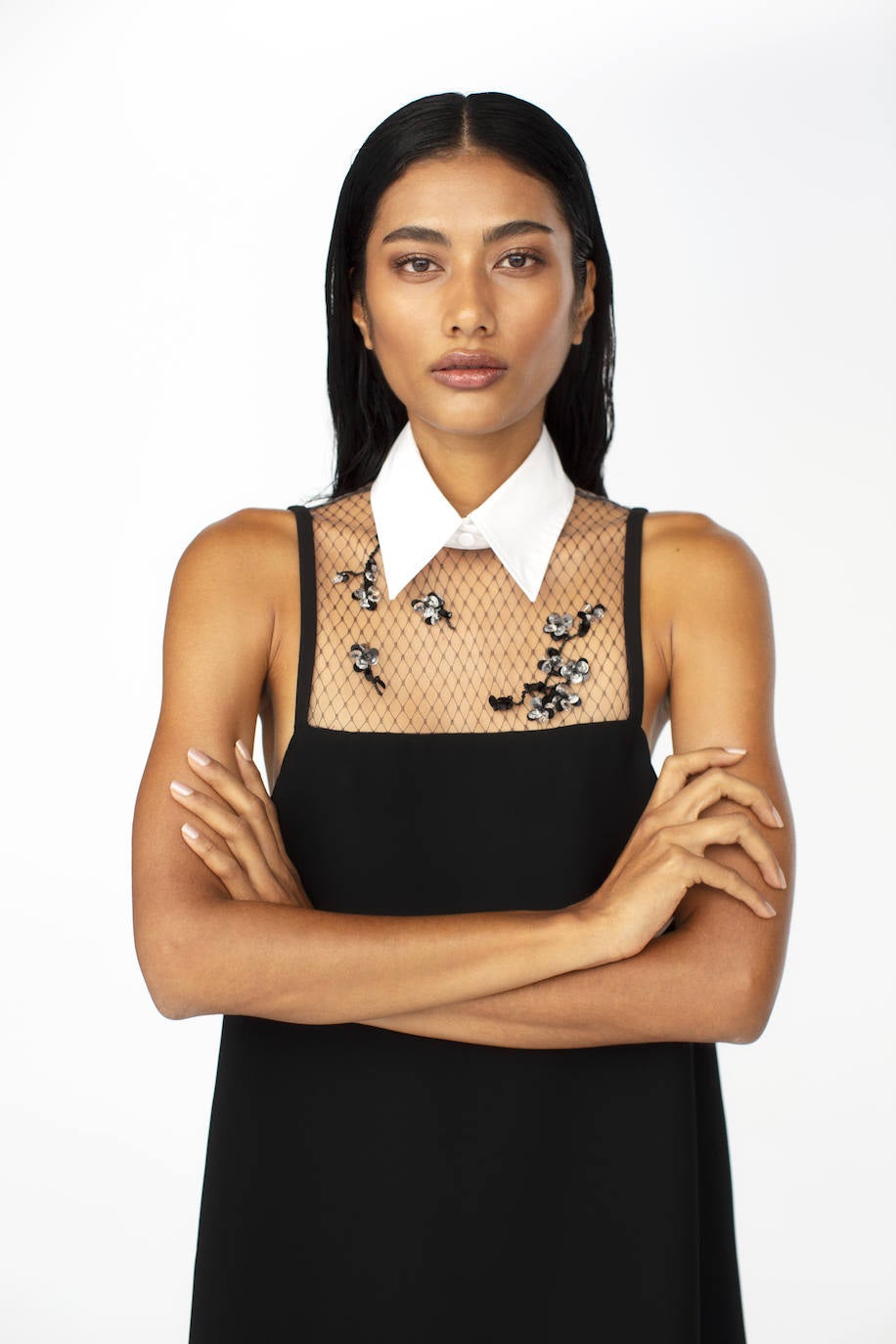 Vestido con encaje y bordados, de Prada.